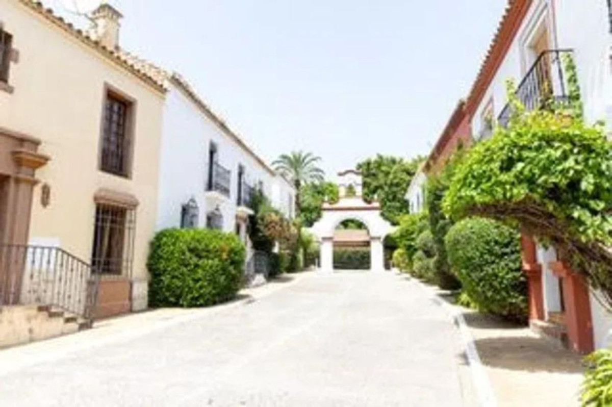 House (Townhouse) in Guadalmina Baja, Málaga