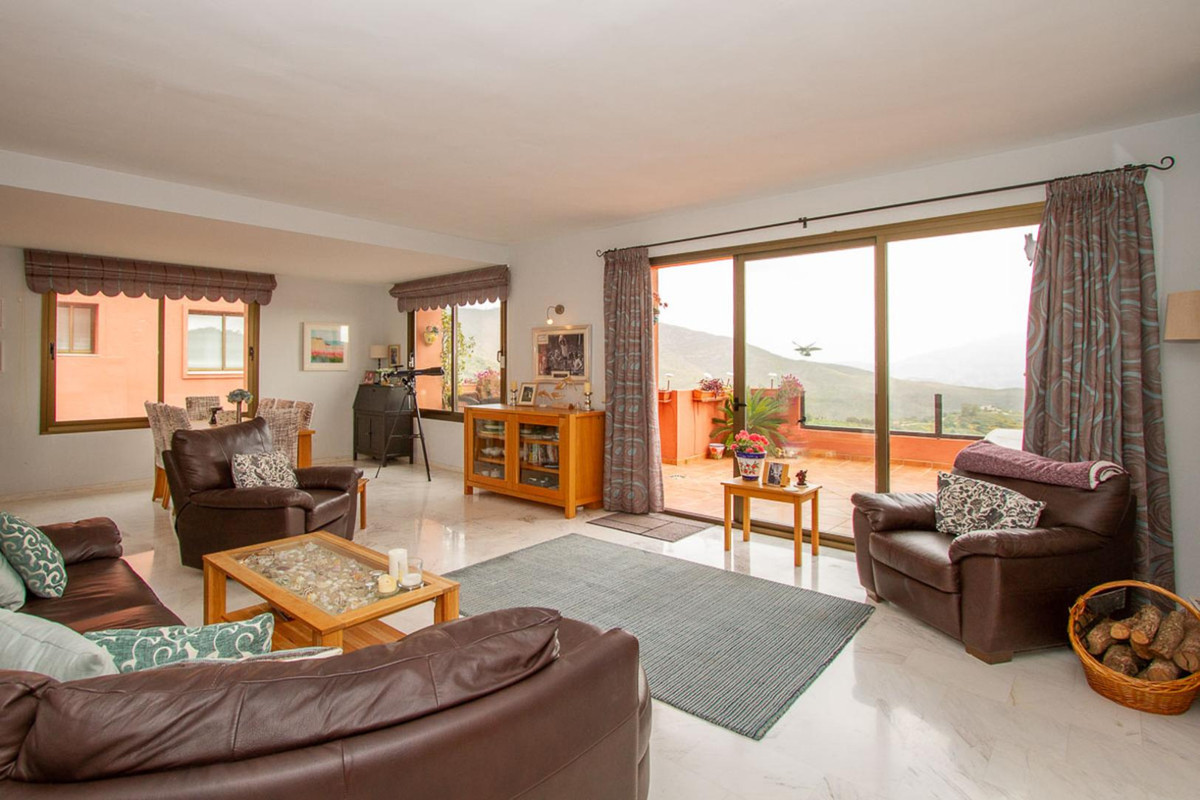 Apartment (Middle Floor Apartment) in La Mairena, Málaga