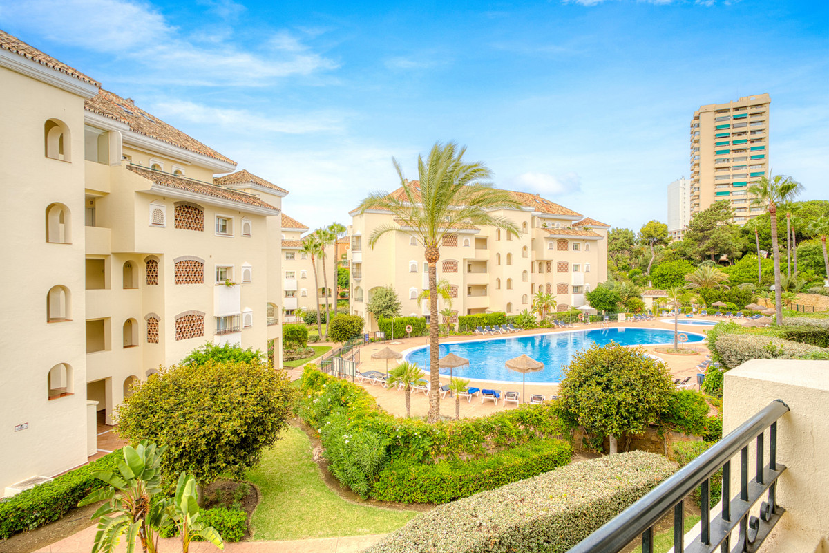 Apartment (Middle Floor Apartment) in Elviria, Málaga