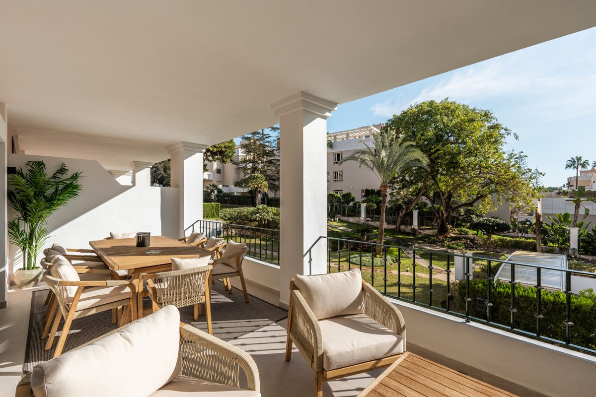 Apartment (Penthouse Duplex) in Nueva Andalucía, Málaga