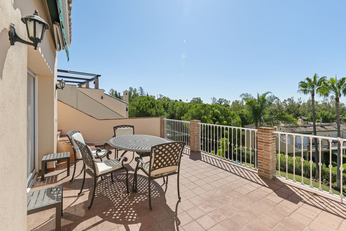 Apartment (Penthouse) in Nueva Andalucía, Málaga